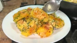 Картофель в сметанно-чесночном соусе.