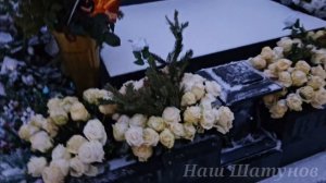 В,, земной день рождения Сергея Кузнецова,, возложили белые розы от поклонников🙏#кузнецов#троекурое