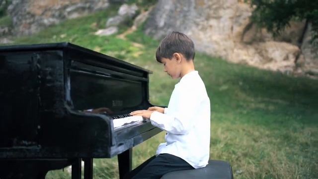 Алекс - Рондо Алла Турка. Исполнение на природе.Пианино #дети#пианино#природа#улица#лето#мальчик смотреть онлайн