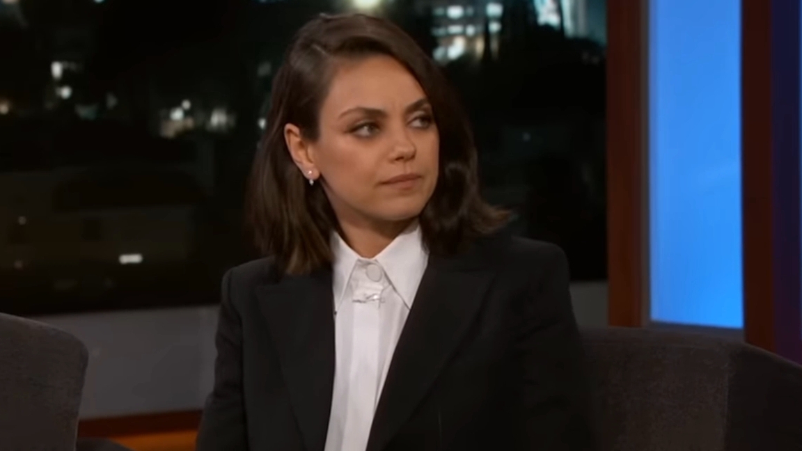 Приглашённый ведущий Шак берёт интервью у Милы Кунис смотреть онлайн