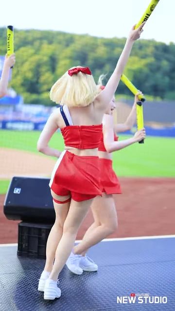 Молодые кореянки устраивают шоу на стадионе смотреть онлайн