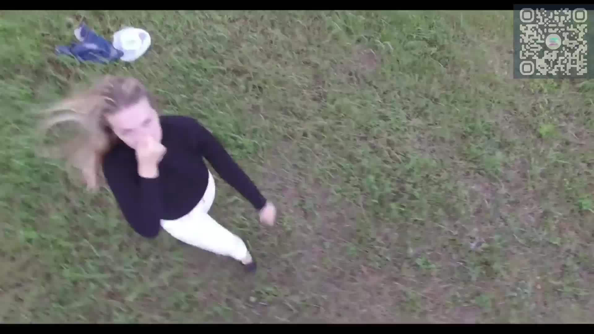 Девушка на траве. смотреть онлайн