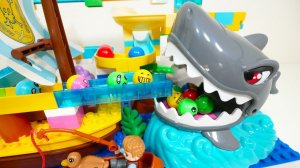 СТРОИМ ГОРКУ ДЛЯ ШАРИКОВ С АКУЛОЙ КАТАЕМ ШАРИКИ ДЛЯ ДЕТЕЙ ДЕТСКИЙ КАНАЛ ИГРАЛКИ-ЗАЛИПАЛКИ