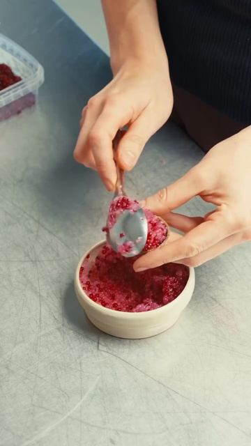 Три оттенка веганской икры — свекольный, капустный и ревневый.