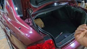 открытие багажника с внутренней стороны.