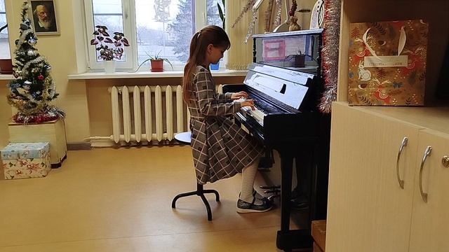 Карпушина Амелия исполняет Сонатина. III часть автор Як.Медынь.mp4