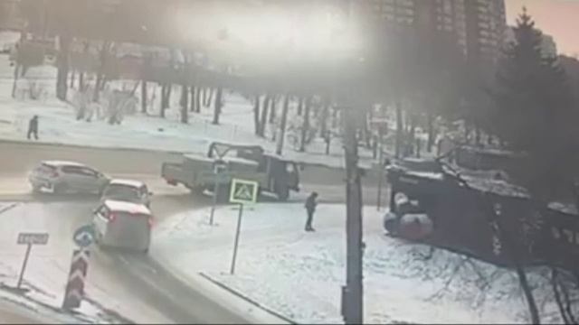 В Красноярске водитель совершил наезд на несовершеннолетнего пешехода смотреть онлайн