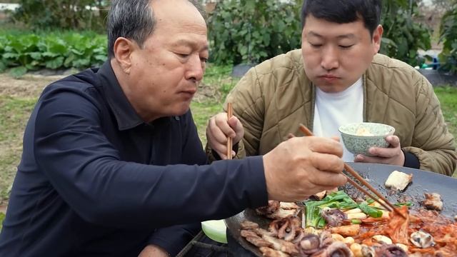 Жарим свежевыловленного осьминога и свиную грудинку смотреть онлайн