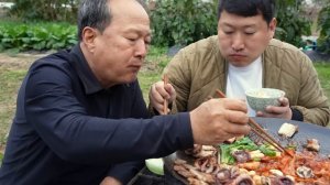 Жарим свежевыловленного осьминога и свиную грудинку