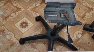 Офисное кресло не поднимается. Как снять газлифт.