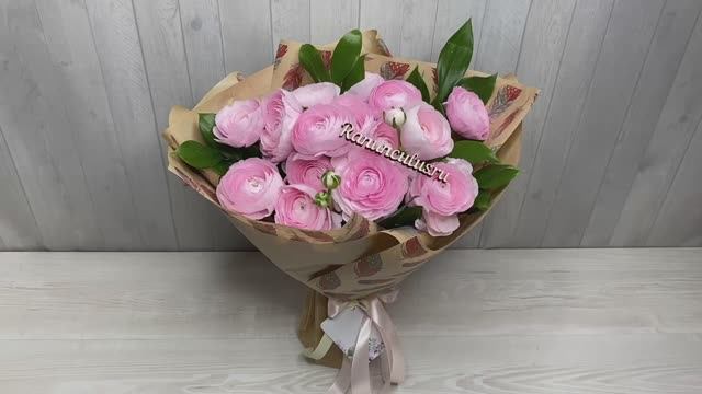 Букет из 19 розовых ранункулюсов в крафте смотреть онлайн