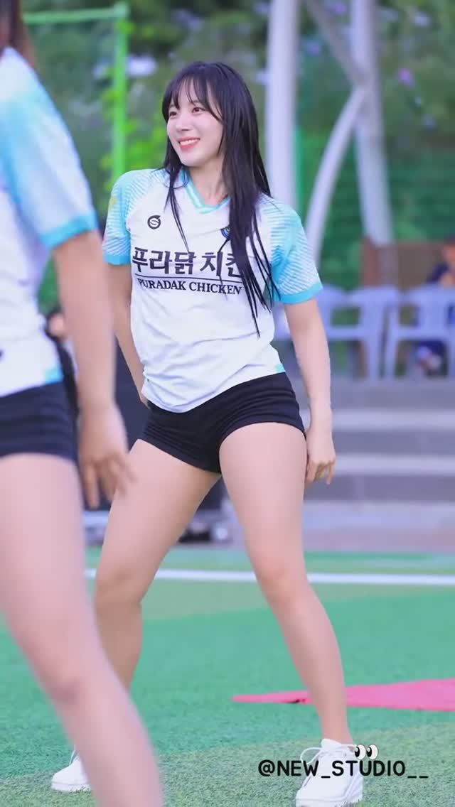 Зажигательный танец от корейских чирлидерш смотреть онлайн