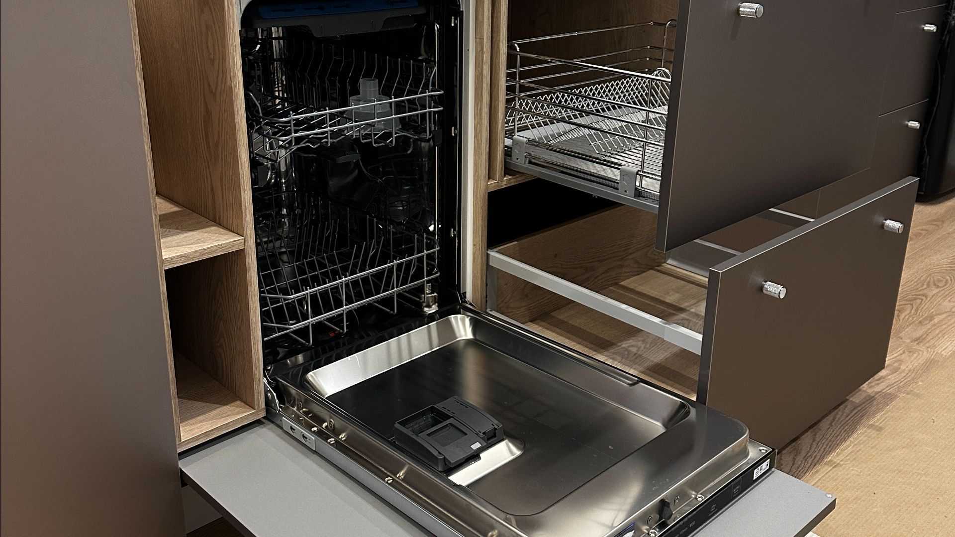 КУХНЯ НА ЗАКАЗ. ФАСАДЫ AGT/ КОРПУС ЛМДФ. ФУРНИТУРА BLUM