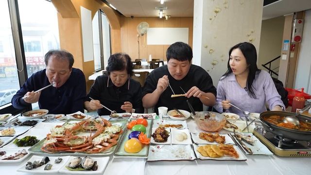 Много морепродуктов. свежий краб и свежая сырая рыба смотреть онлайн