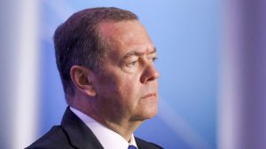 Медведев: санкционная политика США в отношении РФ продолжится при любой погоде