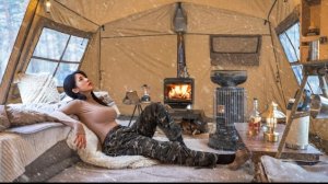 Кемпинг девушки в снегопад, приготовление пищи.