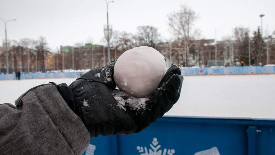 В Воронеже мужчина избил подростка за бросок снежка смотреть онлайн
