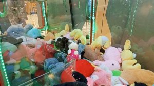 Наши приключения продолжаются!!!🔥 ВЫИГРАЛИ две больших игрушки за 50 рублей в автомате ХВАТАЙКА👍