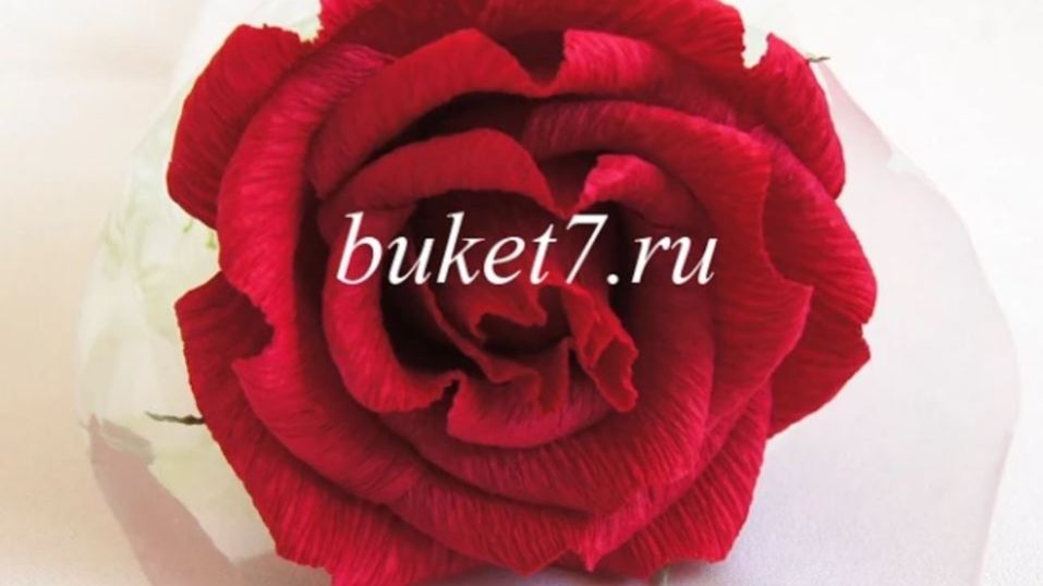 Мастер-класс. Роза из гофрированной бумаги с конфетой своими руками. Букеты из конфет. смотреть онлайн