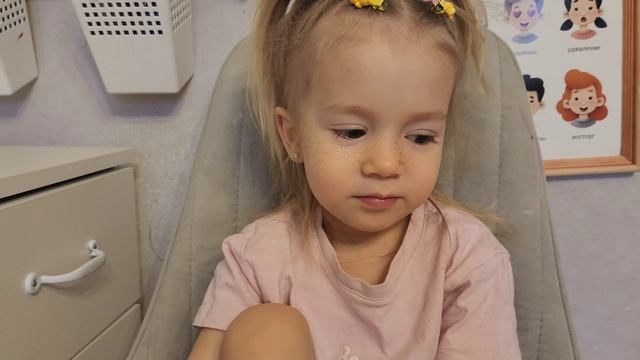 Есения в 2года отвечает на вопросы