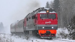 "Снежный поезд". ТЭП70У-012 с пригородным поездом Алапаевск - Предтурье
