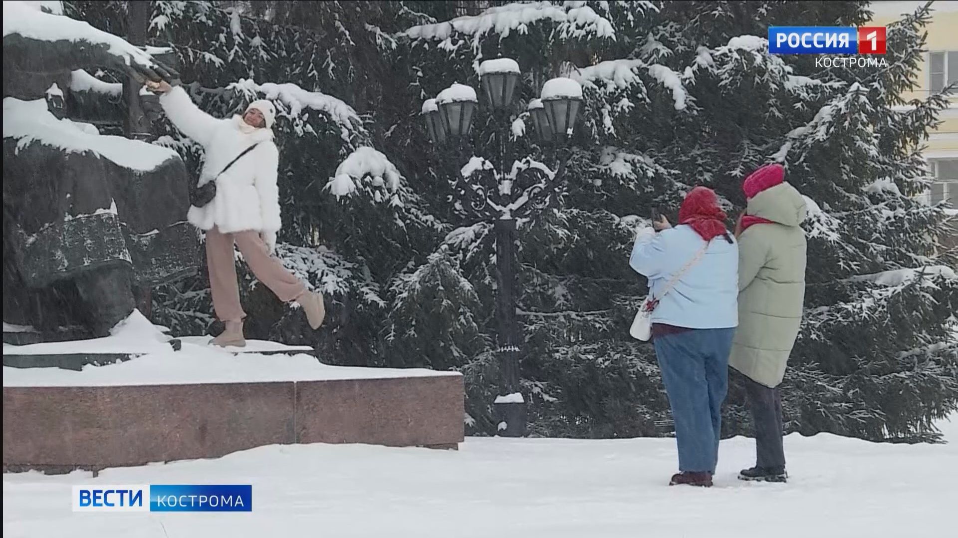 Зима, холода и даже ледяная метель не останавливают туристов от посещения Костромы смотреть онлайн