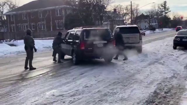 #США Миннеаполис, агенты ICE (иммиграционная и таможенная полиция США) застрелили Рене Гуд смотреть онлайн