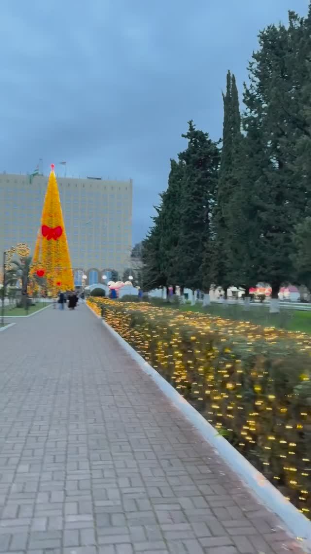 Новогодняя атмосфера сегодня вечером в Сухуме у главной ёлки страны (9 января, ЗИМА-2026) смотреть онлайн