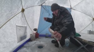 Зимняя рыбалка на ведьму и поплавок подлеща. День второй. Рыбалка на Рузе.