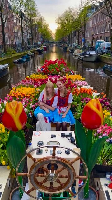 Морская прогулка по каналам Амстердама с ароматом голландских тюльпанов. смотреть онлайн