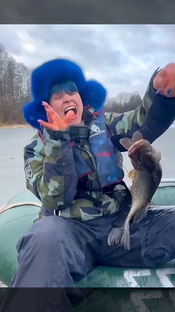 Щука чуть руку не откусила, ужас! Но главное не унывать.. смотреть онлайн