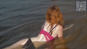 Красивая девушка загорает на песке.Эротика.