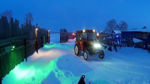 Прогрел минитрактор по снегу под вечер. Запуск после морозов на 5W40, копаем и едем сквозь целину.