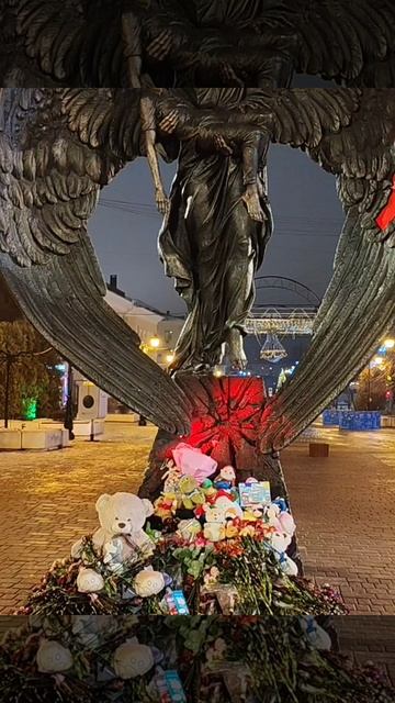 Белгород.30 декабря 2025 года открыли мемориал"Ангел с ребёнком" жертвам обстрела 30 декабря 2023 г. смотреть онлайн