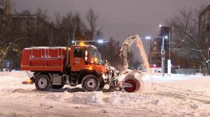 В Москве устраняют последствия рекордного снегопада.