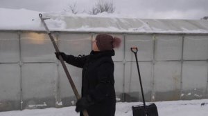 Шпатель вам в помощь! Чем счистить снег с крыши теплицы?