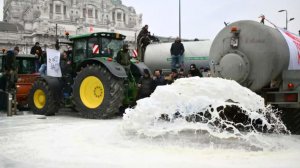 Фермеры перекрыли тракторами дороги и разлили тонны молока на улицы Милана