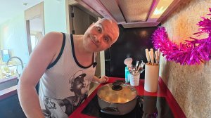 ВОВАН ОДИН готовит нам обед, а я на подхвате) ПРИЖИЛИСЬ в Таиланде, не хотим уезжать! Домашнее рагу