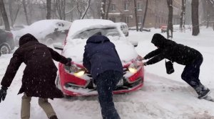 Из-за непогоды в столичных аэропортах задержали и отменили около 300 рейсов.