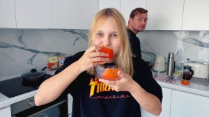 Везем дочь на плавание. Нашли мазут на побережье.