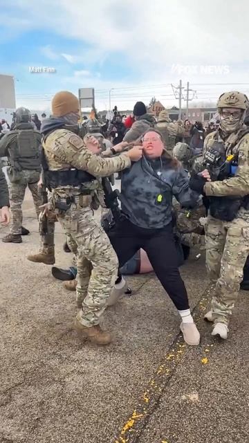 Полиция США арестовывает мирных протестующих. смотреть онлайн