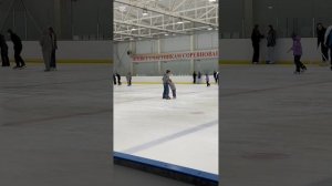 Катаемся на коньках в ледевом дворце в поселке ‘Винзили’