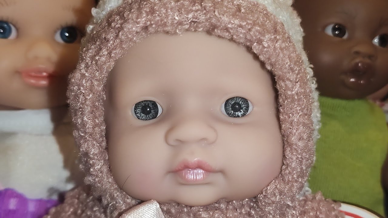 почти Miniland, милый трогательный поддельный конечно, малыш как в магазине за углом смотреть онлайн