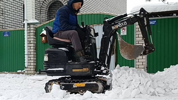 Мини экскаватор 29575. Чистим снег.