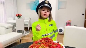 Мисс Кейти играет с папой и Мистером Максом