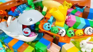 СТРОИМ ГОРКУ ДЛЯ ШАРИКОВ С ДИЛЬФИНОМ КАТАЕМ ШАРИКИ ДЛЯ ДЕТЕЙ ДЕТСКИЙ КАНАЛ ИГРАЛКИ-ЗАЛИПАЛКИ