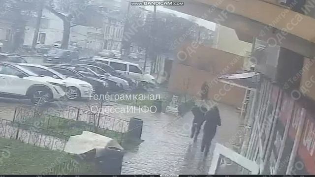 Украинский не доброволец. Город Одесса, толпа ТЦКашников обрабатывают "добровольца". смотреть онлайн