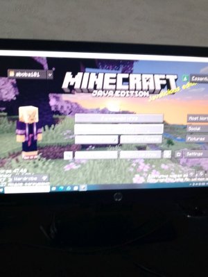 играю в майнкрафт с модом на siren head