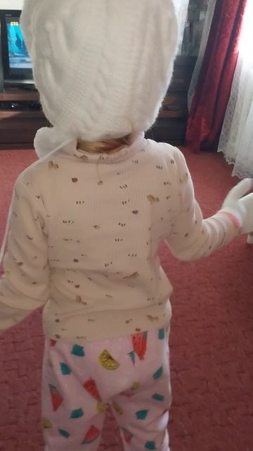 Примерка шапки, правда  покупалась для старшей дочери...