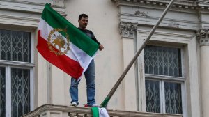 Флаг Ирана сняли со здания посольства в Лондоне